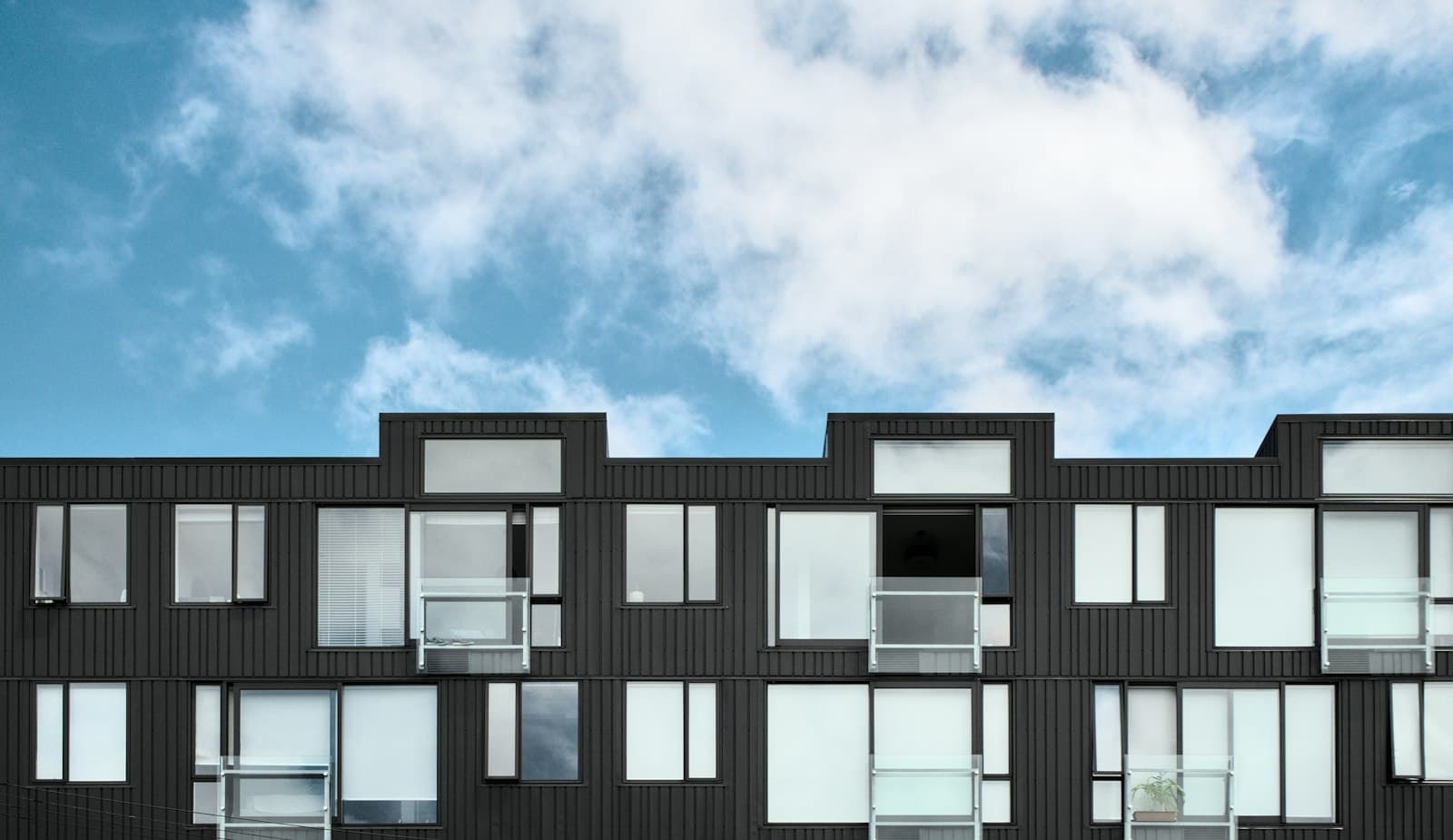Symbolfoto eines modernen Apartmentgebäudes mit Balkonen, keine Aufnahme des Projekts AVAMAR