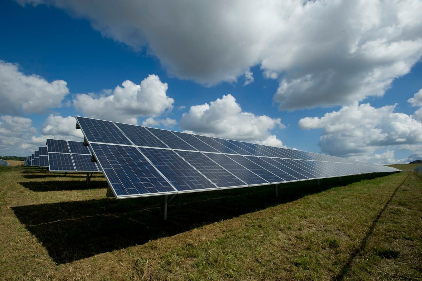 Photovoltaikmodule auf einem Gebäudedach als Symbol für energetische Sanierung, Foto
